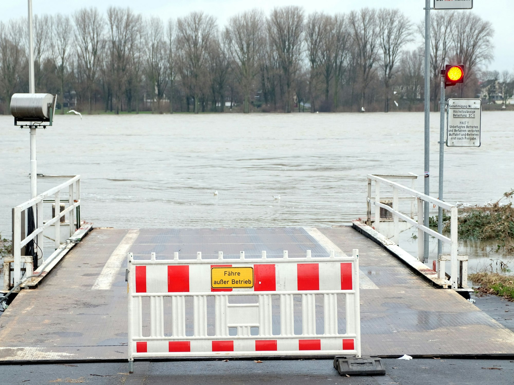 Die Rheinfähre in Langel kann derzeit nicht fahren. Das Foto wurde im Januar 2018 aufgenommen.