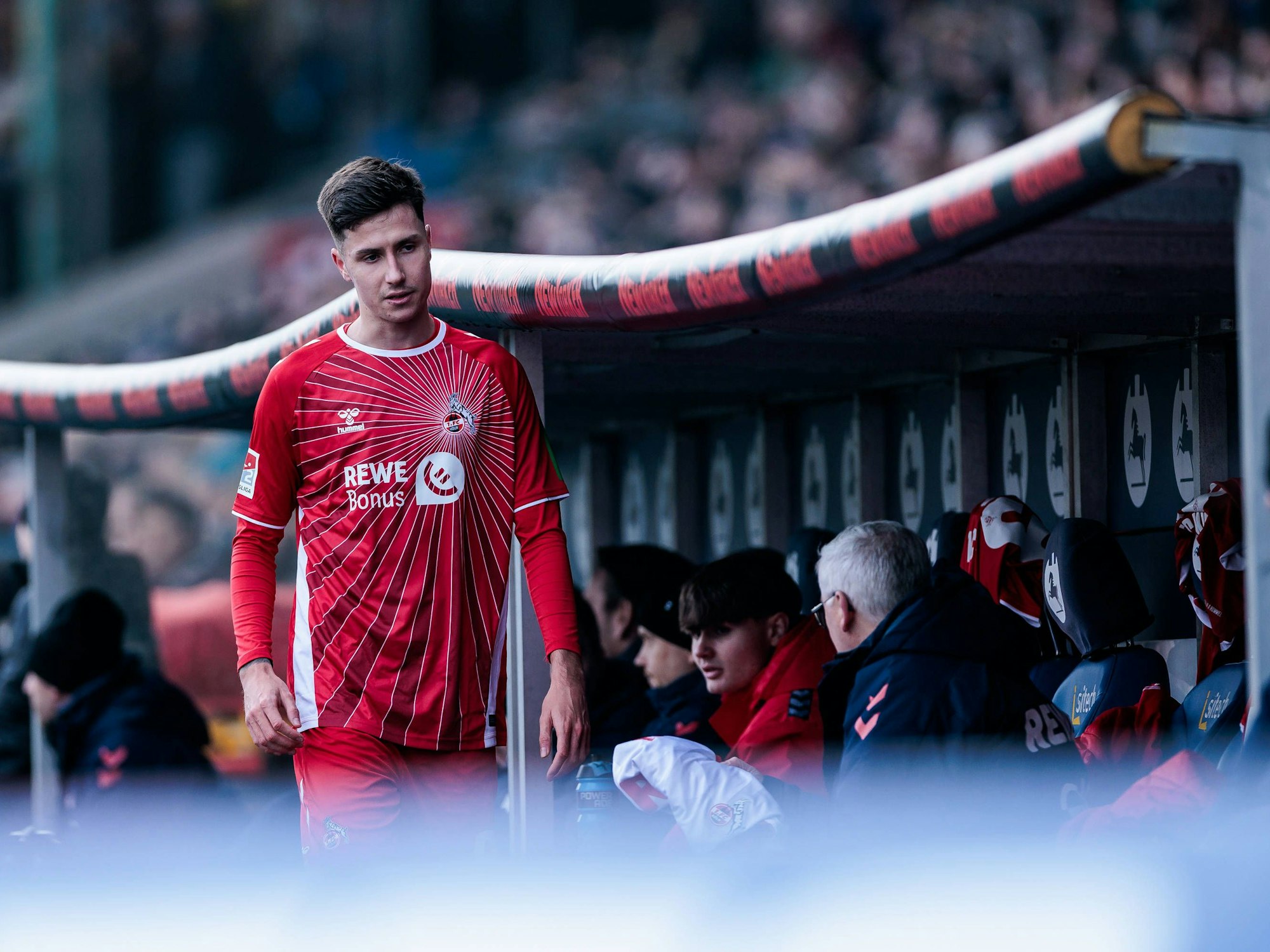 Denis Huseinbasic auf dem Weg zur Kölner Bank.