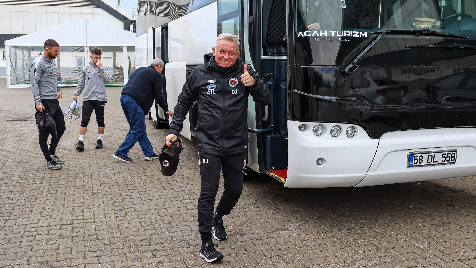 Trainer Olaf Janßen von Viktoria Köln macht den Daumen hoch.