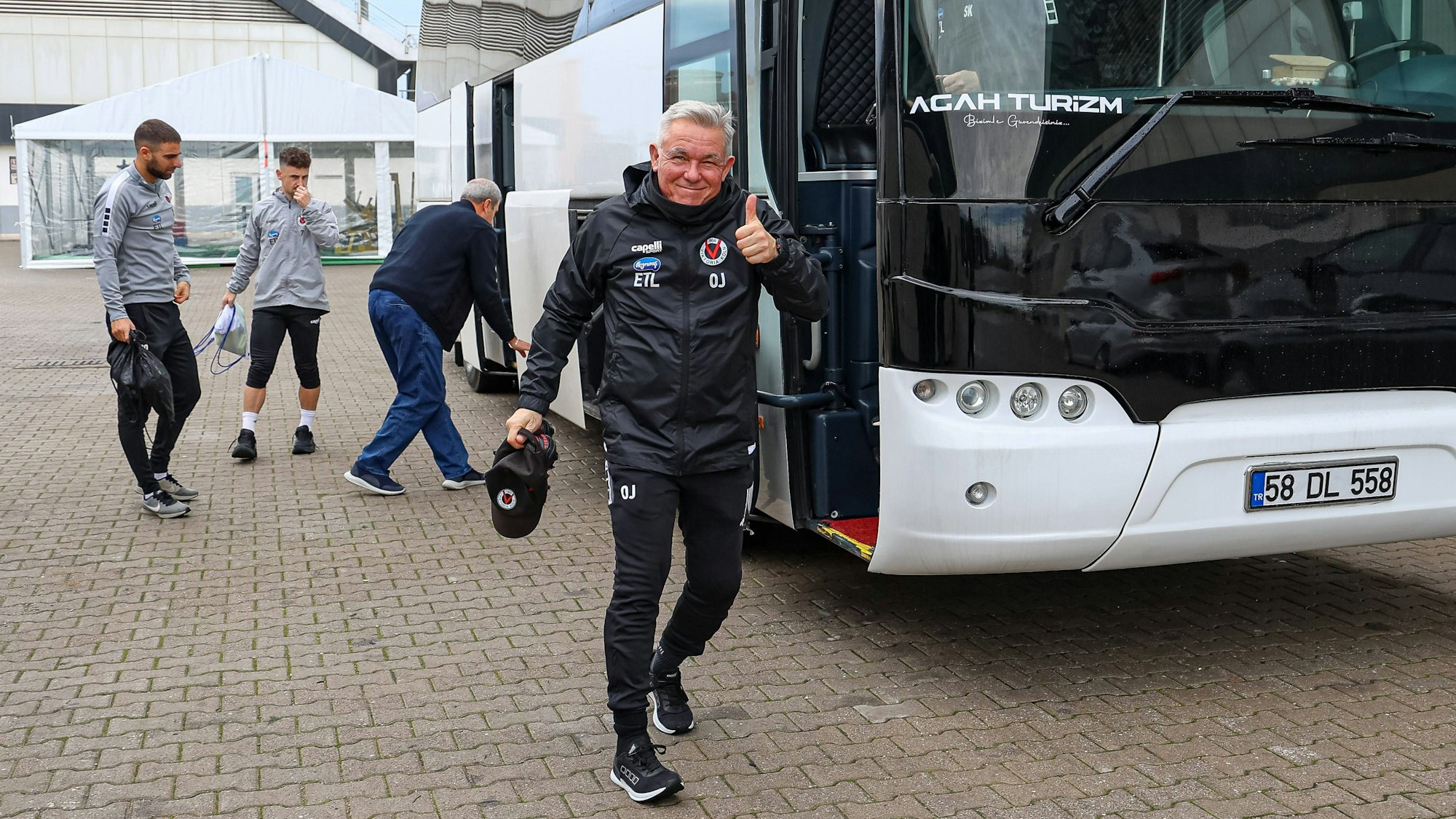 Trainer Olaf Janßen von Viktoria Köln macht den Daumen hoch.