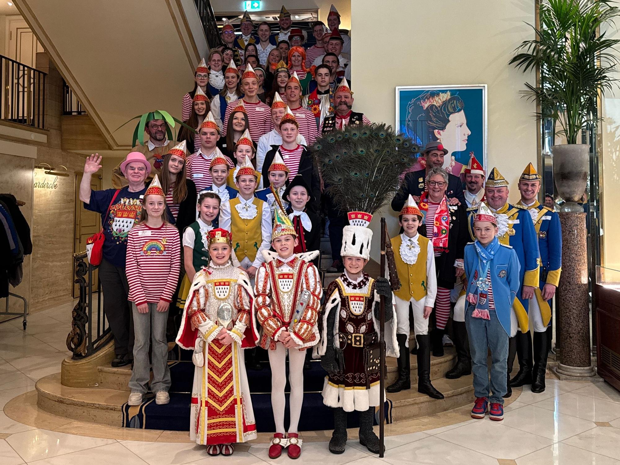 Kinderdreigestirne stehen zum Gruppenbild im Hotel.