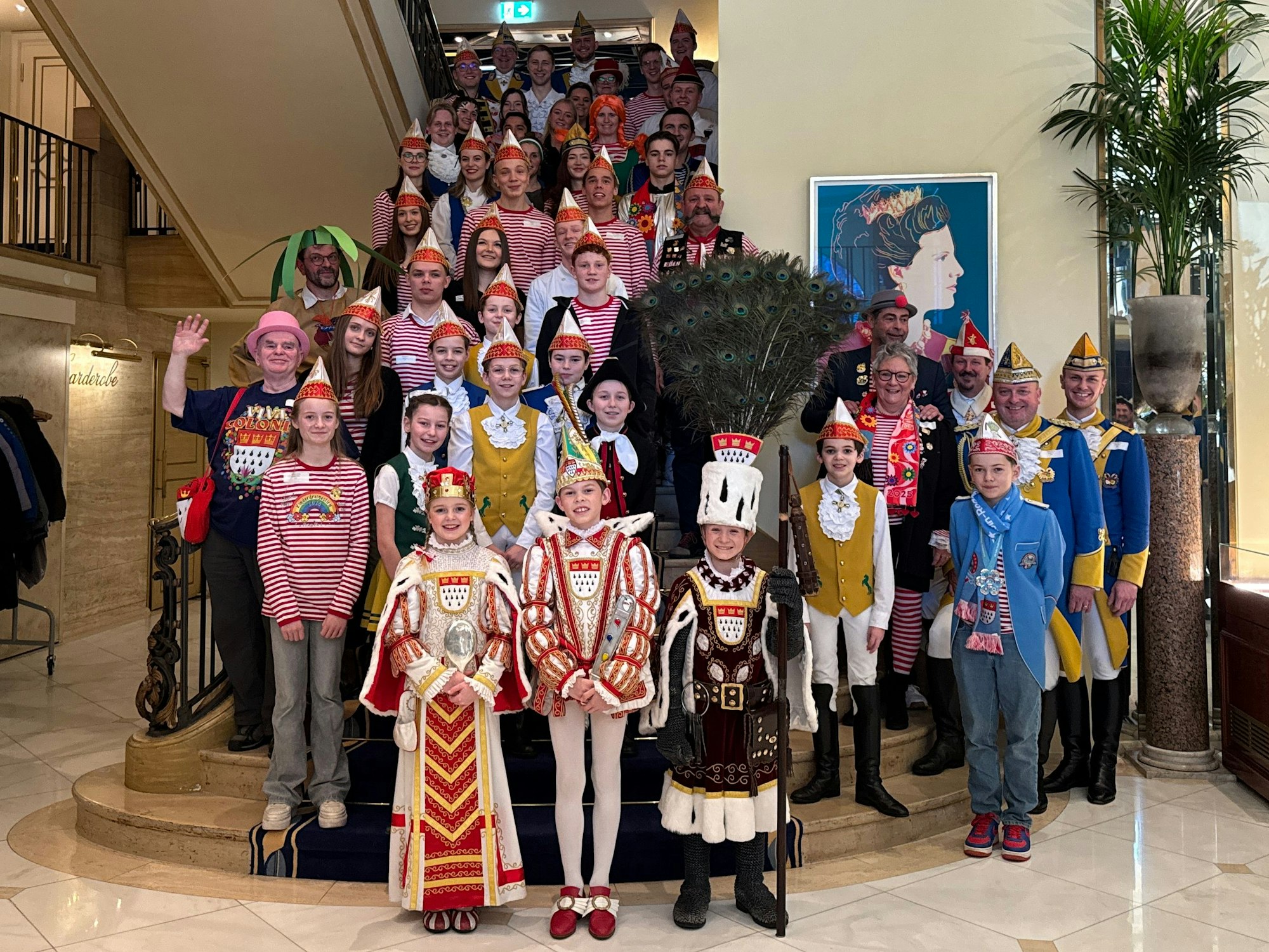 Kinderdreigestirne stehen zum Gruppenbild im Hotel.
