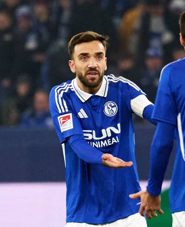 Kenan Karaman und Marcin Kaminski diskutoeren auf dem Platz.