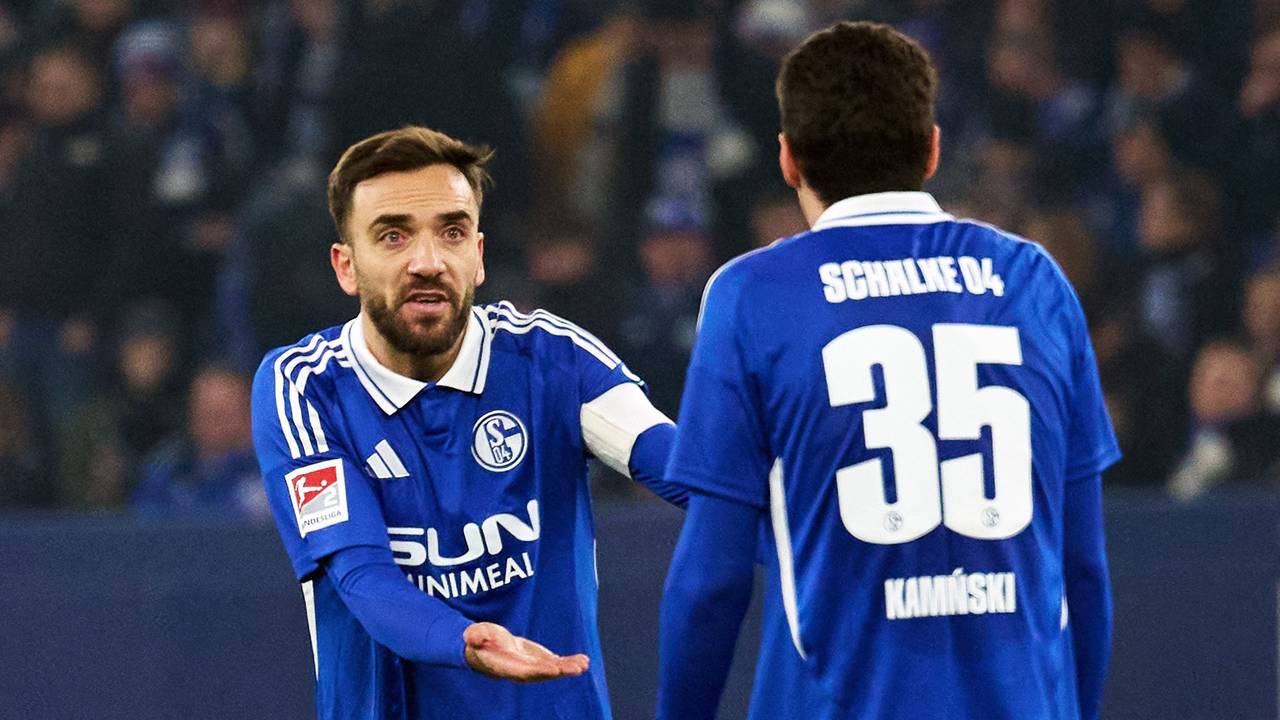 Kenan Karaman und Marcin Kaminski diskutoeren auf dem Platz.