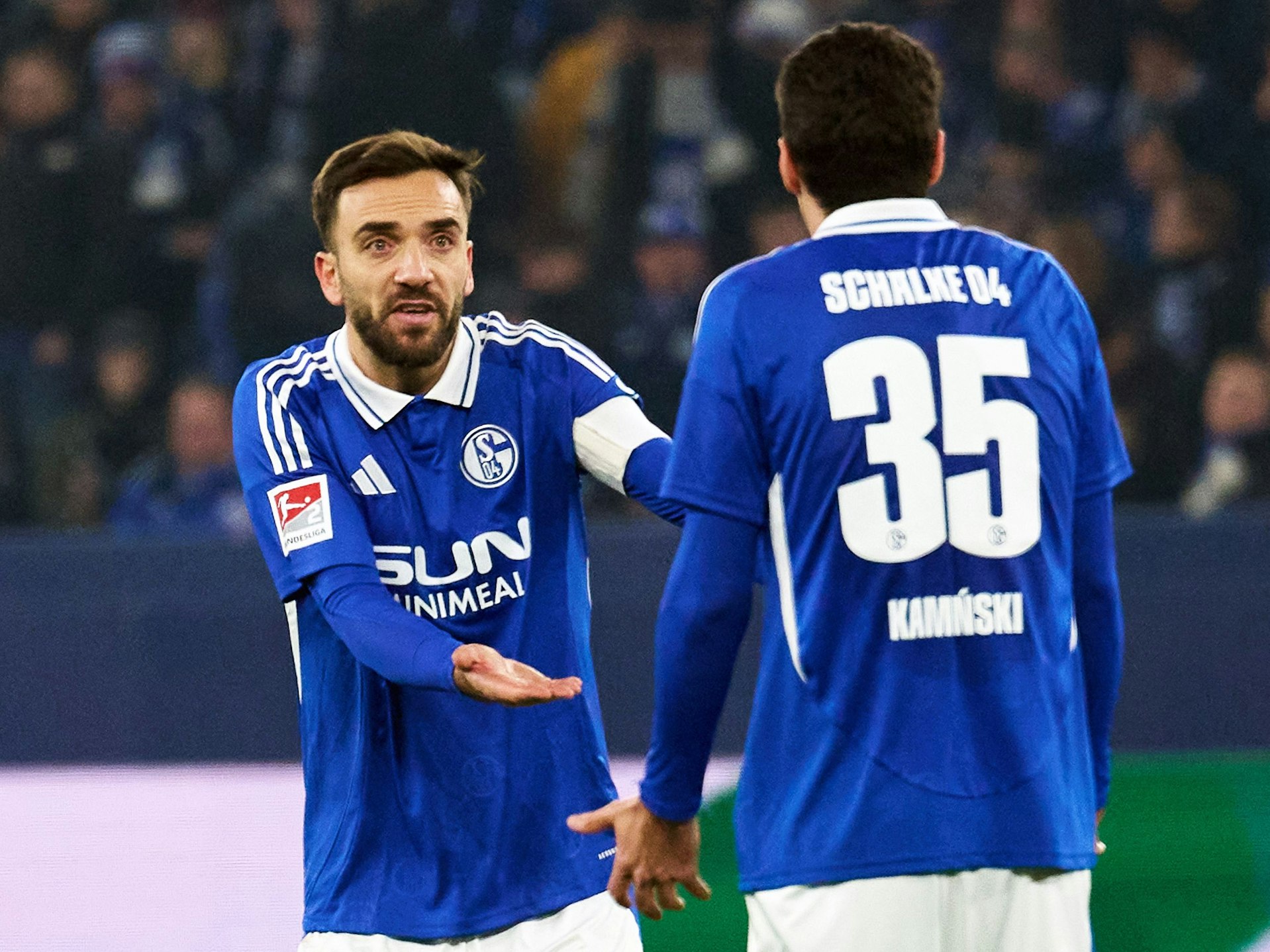 Kenan Karaman und Marcin Kaminski diskutoeren auf dem Platz.