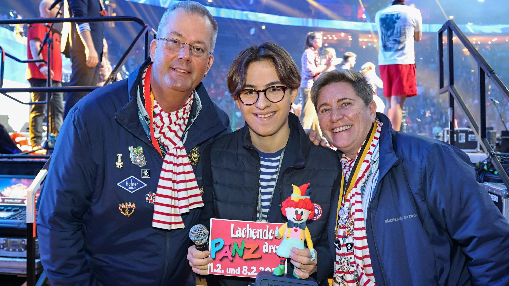 Michael Burgmer, Ben Wertz und Nathalie Drmota stehen an der Bühne.