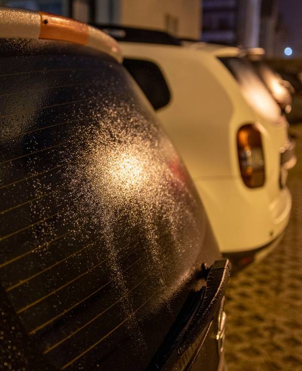 Die Scheiben eines Autos sind mit einer Eisschicht überzogen.