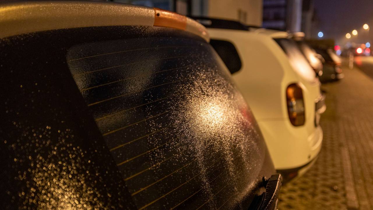 Die Scheiben eines Autos sind mit einer Eisschicht überzogen.
