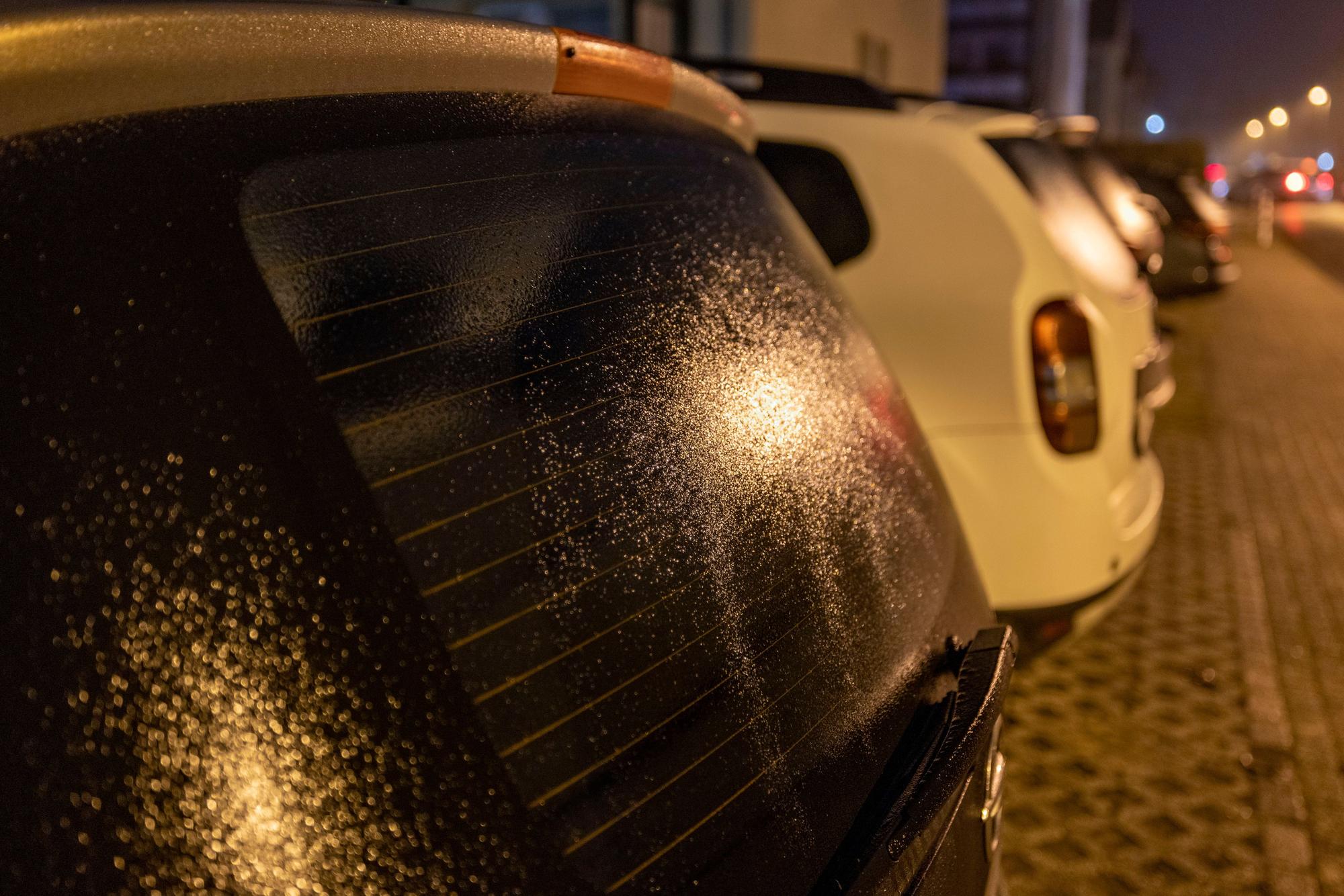 Die Scheiben eines Autos sind mit einer Eisschicht überzogen.