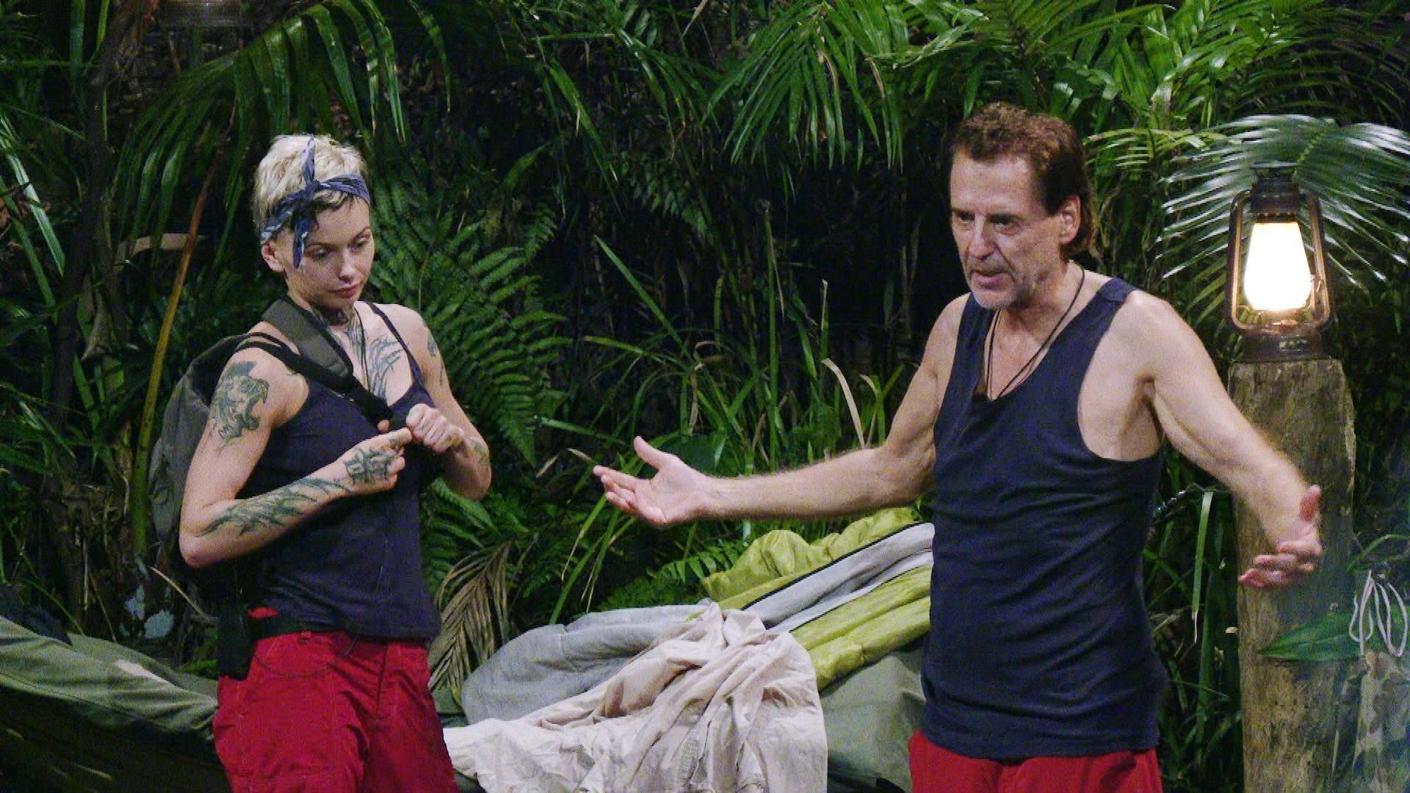 Edith Stehfest ist nicht mehr sicher, ob Pierre sie „dumme“ oder „blöde Kuh“ betitelt hat, Jörg Dahlmann schaltet sich auch noch ein und stellt sich auf die Seite von Edith, was Pierre „völlig egal“ ist.