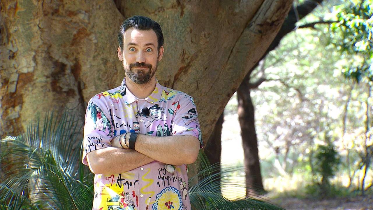 Jan Köppen moderiert das RTL-Dschungelcamp gern im farbenfrohen Hemd.