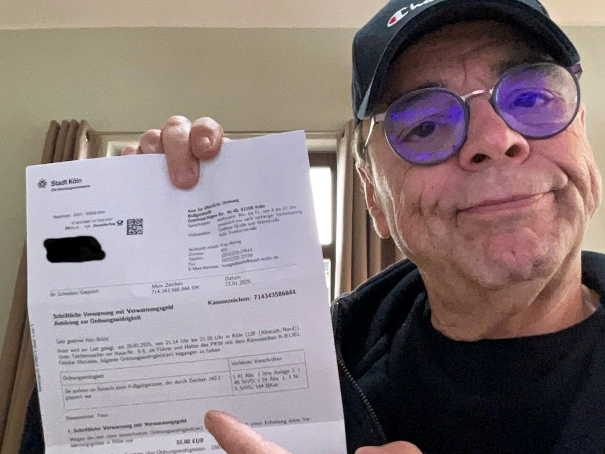 Micky Brühl zeigt einen Strafzettel der Stadt.