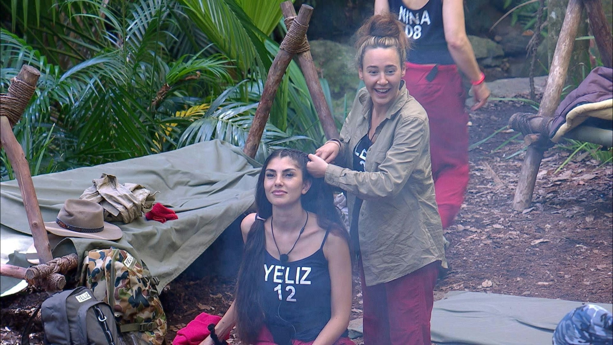 Yeliz Koc (l.) musste das Dschungelcamp verlassen.