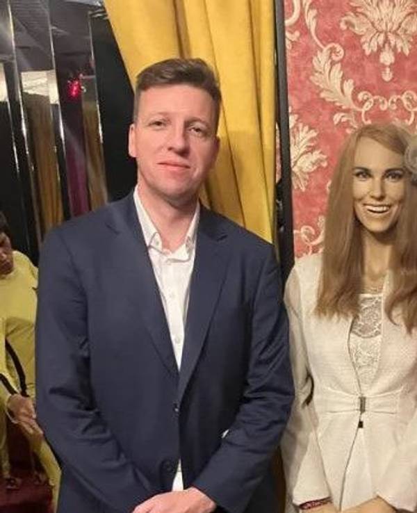 Die Wachsfiguren in Krakau sind beeindruckend schlecht: Hier zeigt sich ein Reporter der britischen Zeitung „The Sun“ im Januar 2025 mit Kate und William. Die Royals sehen ihren lebenden Vorbildern kaum ähnlich.