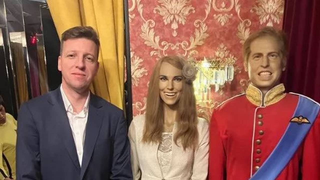 Die Wachsfiguren in Krakau sind beeindruckend schlecht: Hier zeigt sich ein Reporter der britischen Zeitung „The Sun“ im Januar 2025 mit Kate und William. Die Royals sehen ihren lebenden Vorbildern kaum ähnlich.