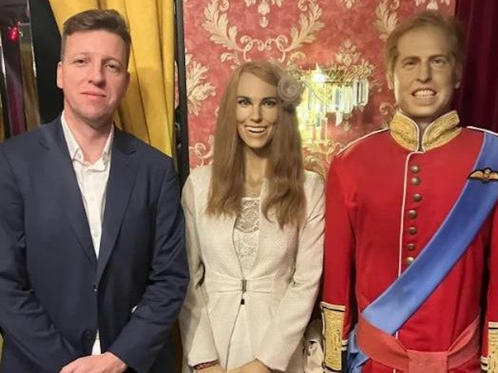 Die Wachsfiguren in Krakau sind beeindruckend schlecht: Hier zeigt sich ein Reporter der britischen Zeitung „The Sun“ im Januar 2025 mit Kate und William. Die Royals sehen ihren lebenden Vorbildern kaum ähnlich.