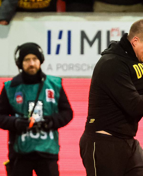 Mike Tullberg jubelt und zieht an seinem Pullover.