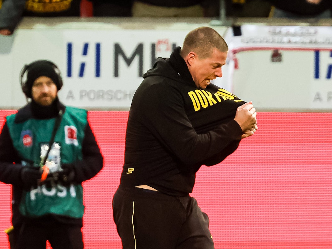 Mike Tullberg jubelt und zieht an seinem Pullover.