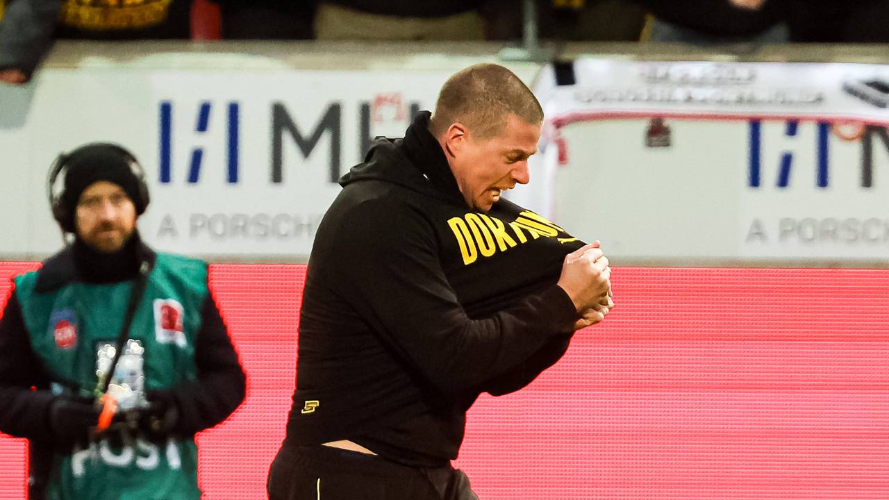 Mike Tullberg jubelt und zieht an seinem Pullover.