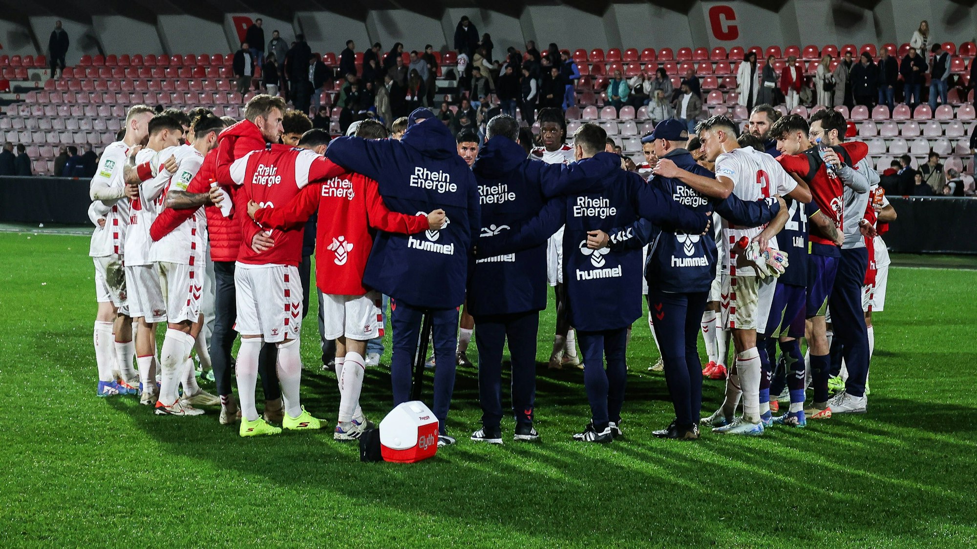 Die Spieler der U21 des 1. FC Köln im Kreis.
