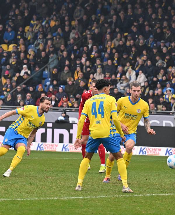 Eintracht Braunschweig - 1. FC Köln, 20. Spieltag: Kölns Damion Downs (2.v.l.) erzielt das Tor zum 1:2.