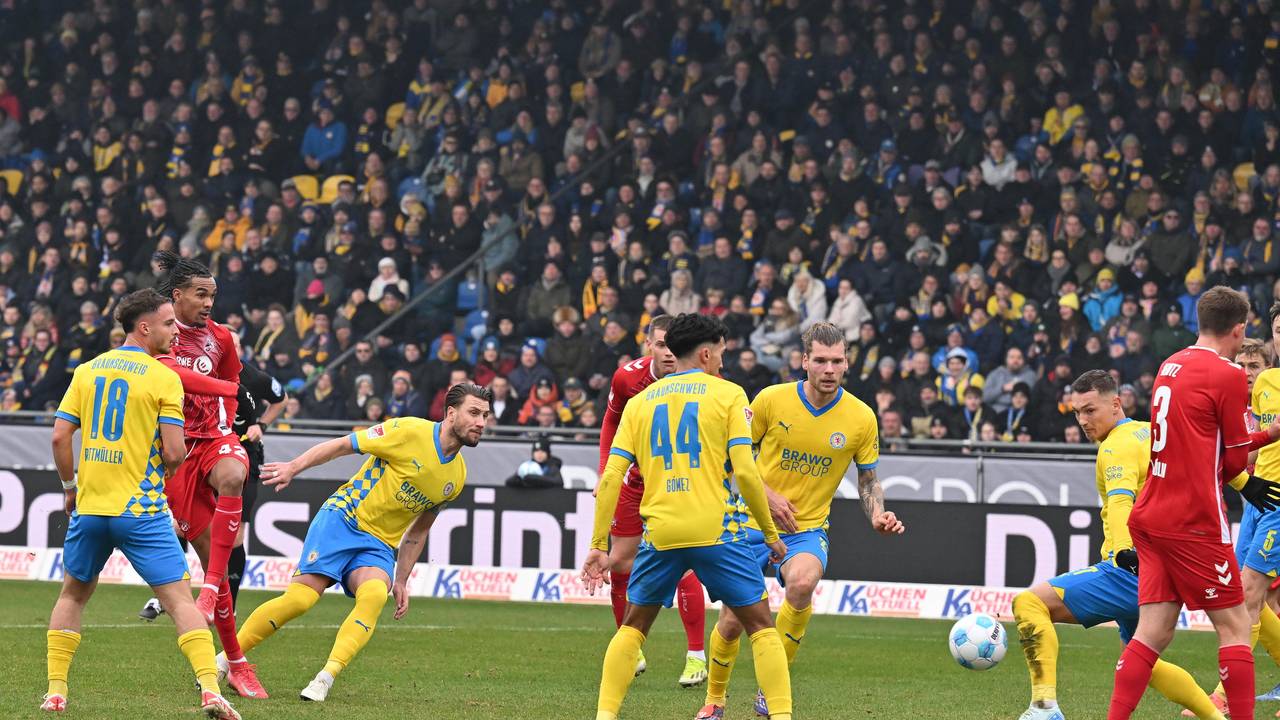 Eintracht Braunschweig - 1. FC Köln, 20. Spieltag: Kölns Damion Downs (2.v.l.) erzielt das Tor zum 1:2.