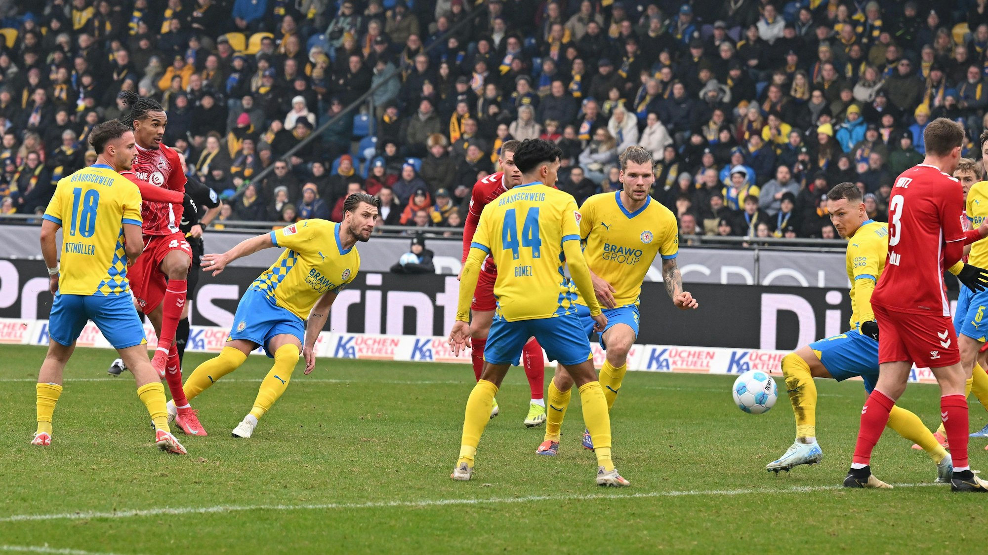 Eintracht Braunschweig - 1. FC Köln, 20. Spieltag: Kölns Damion Downs (2.v.l.) erzielt das Tor zum 1:2.