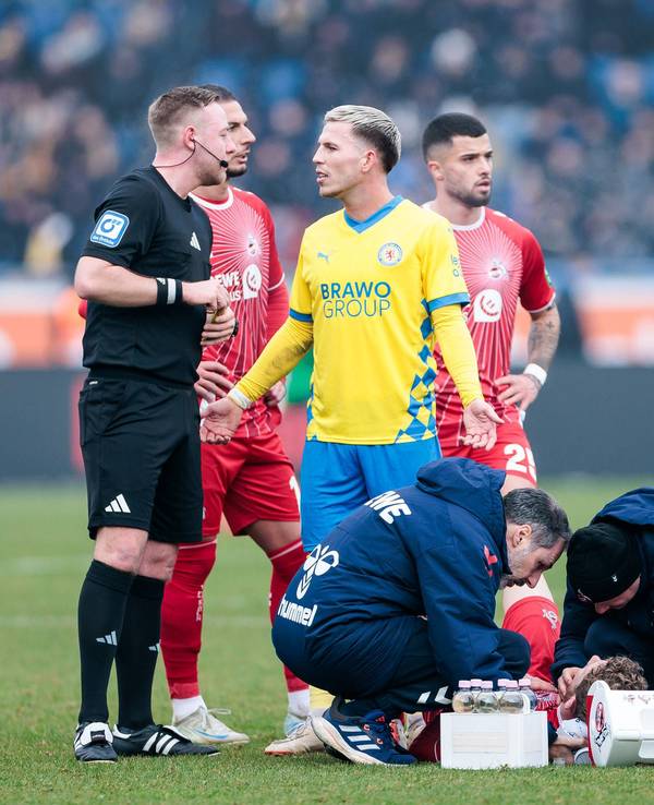 Florian Kainz (1. FC Köln) wird in Braunschweig auf dem Platz behandelt.