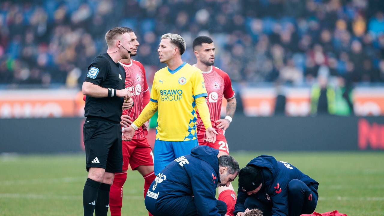 Florian Kainz (1. FC Köln) wird in Braunschweig auf dem Platz behandelt.