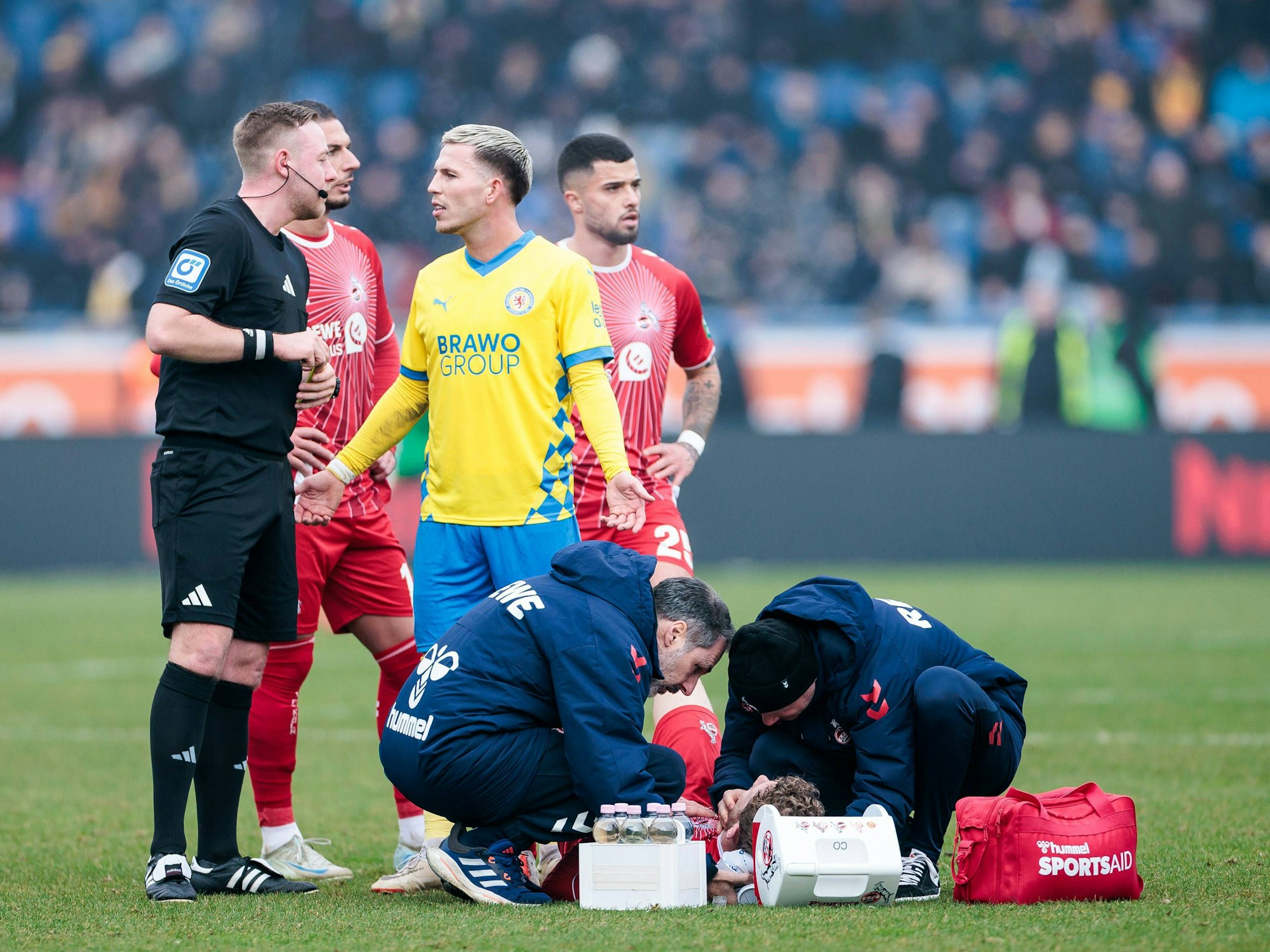 Florian Kainz (1. FC Köln) wird in Braunschweig auf dem Platz behandelt.