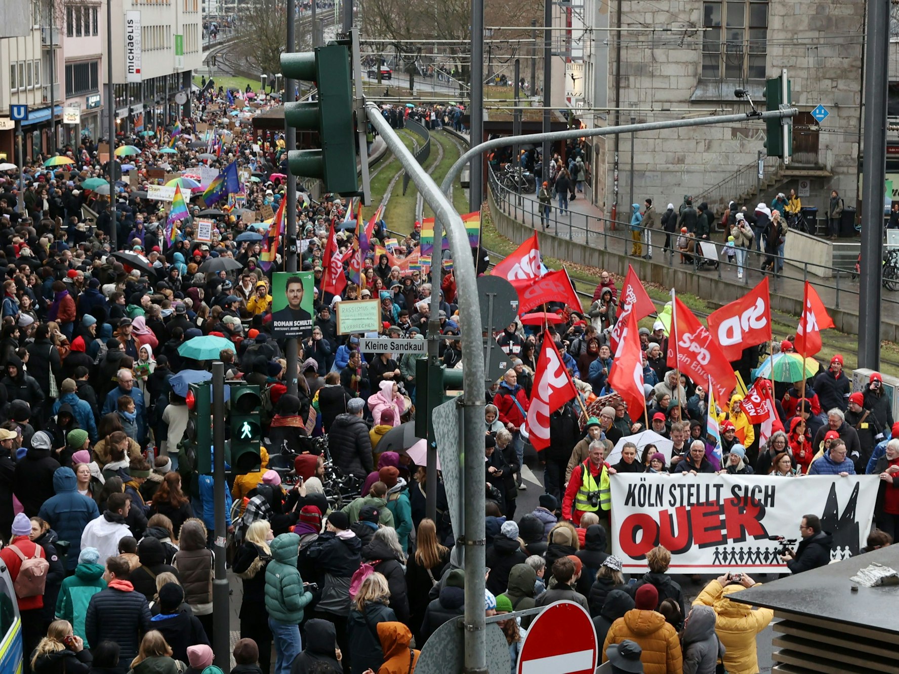 Menschen laufen bei einer Demo durch Köln.