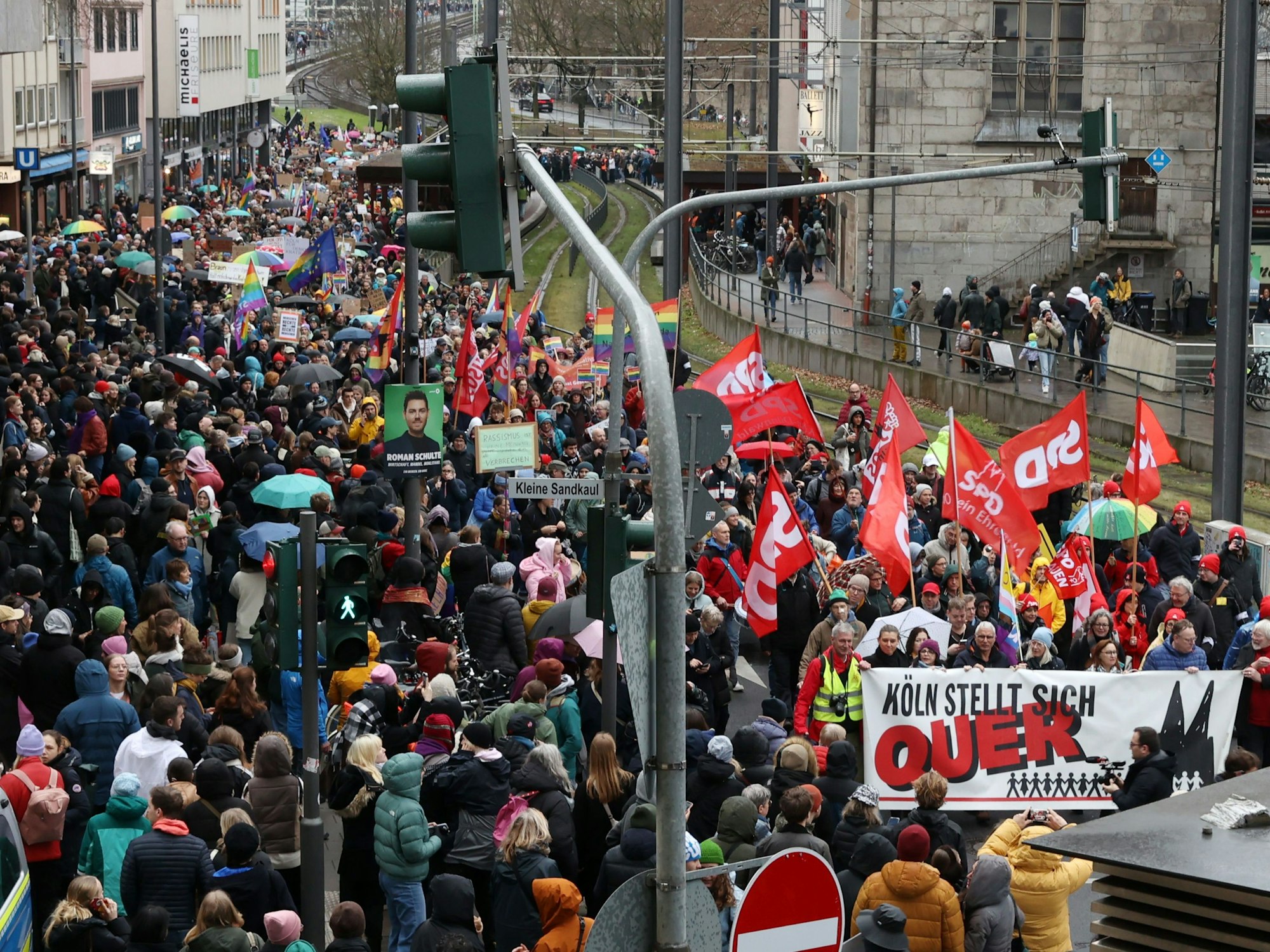 Menschen laufen bei einer Demo durch Köln.
