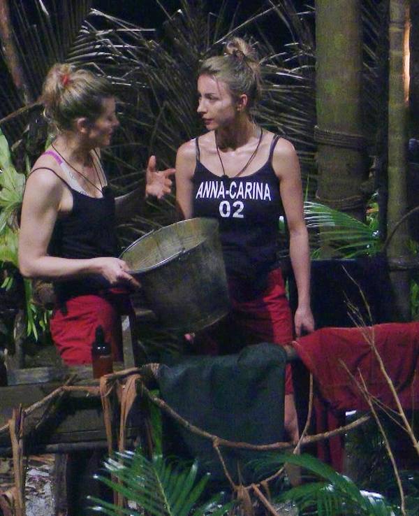 Nina Bott (l.) und Anna-Carina Woitschack unterhalten sich im Dschungelcamp.