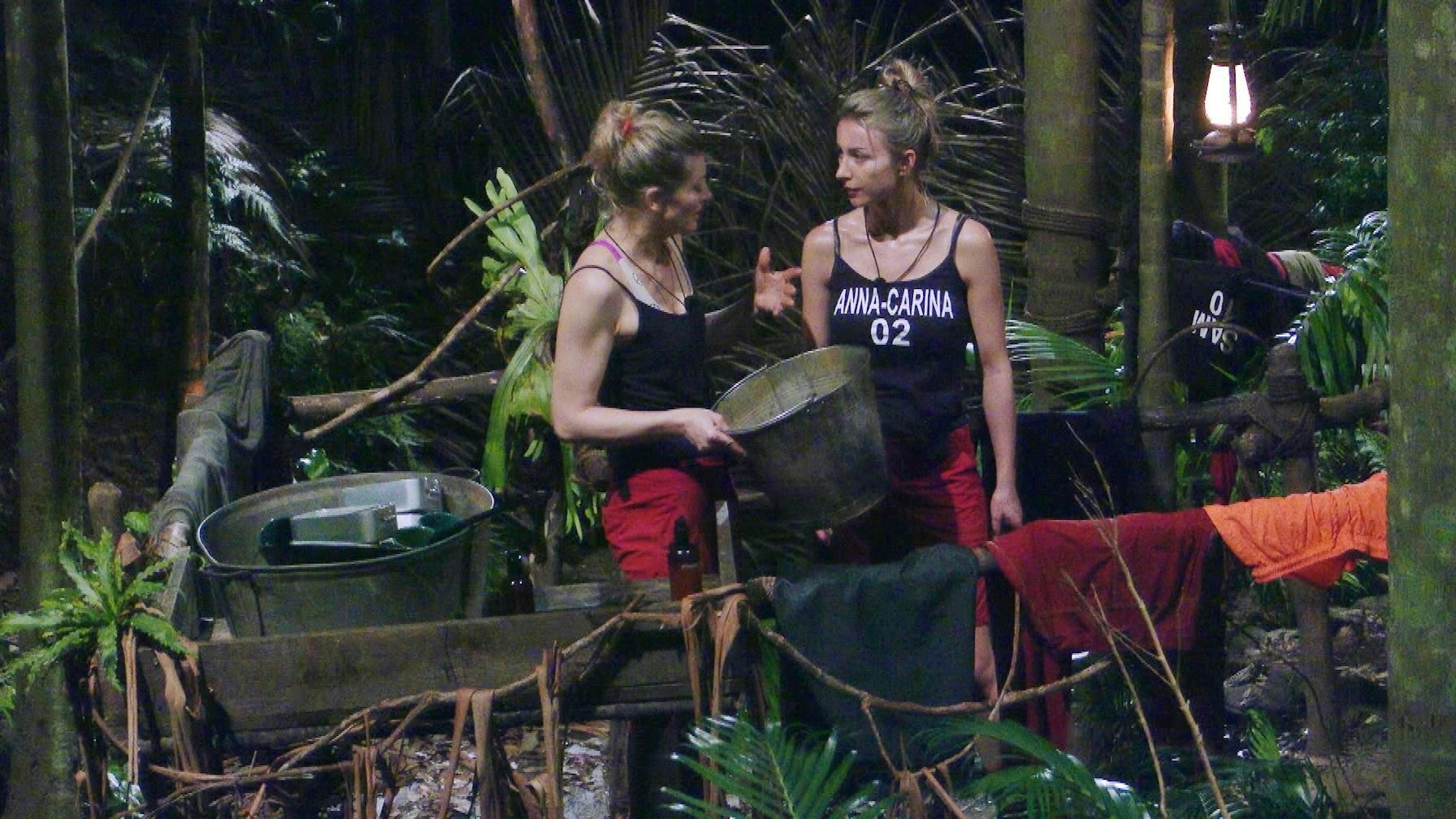 Nina Bott (l.) und Anna-Carina Woitschack unterhalten sich im Dschungelcamp.
