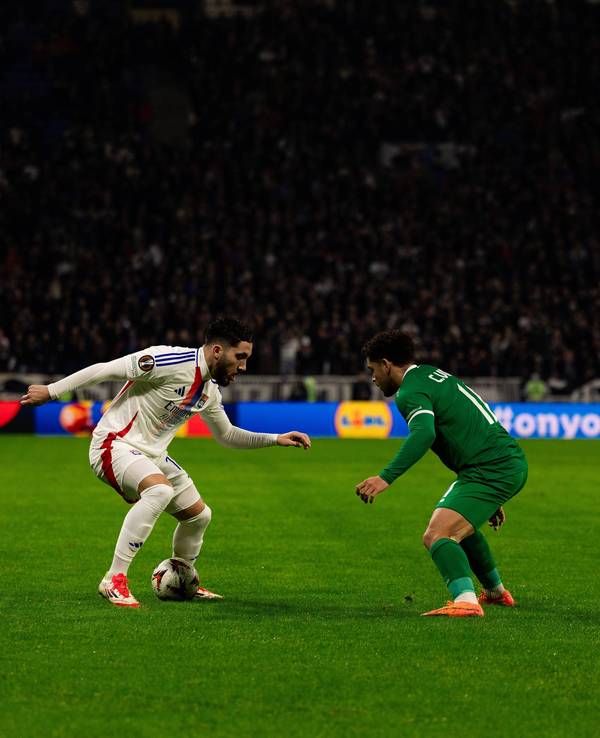 Rayan Cherki von Olympique Lyon im Dribbling.