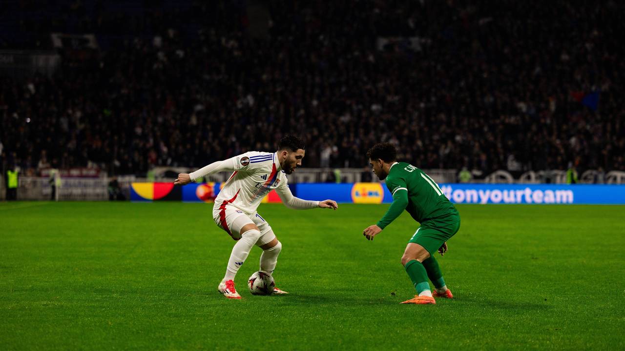 Rayan Cherki von Olympique Lyon im Dribbling.