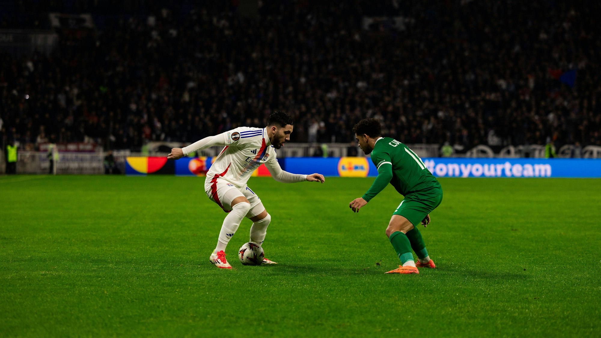 Rayan Cherki von Olympique Lyon im Dribbling.