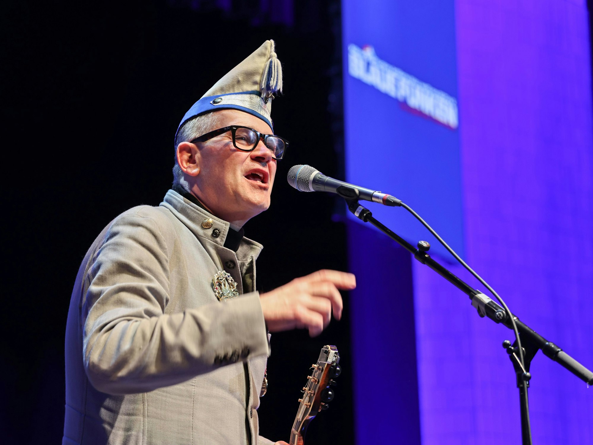 JP Weber steht auf der Bühne.