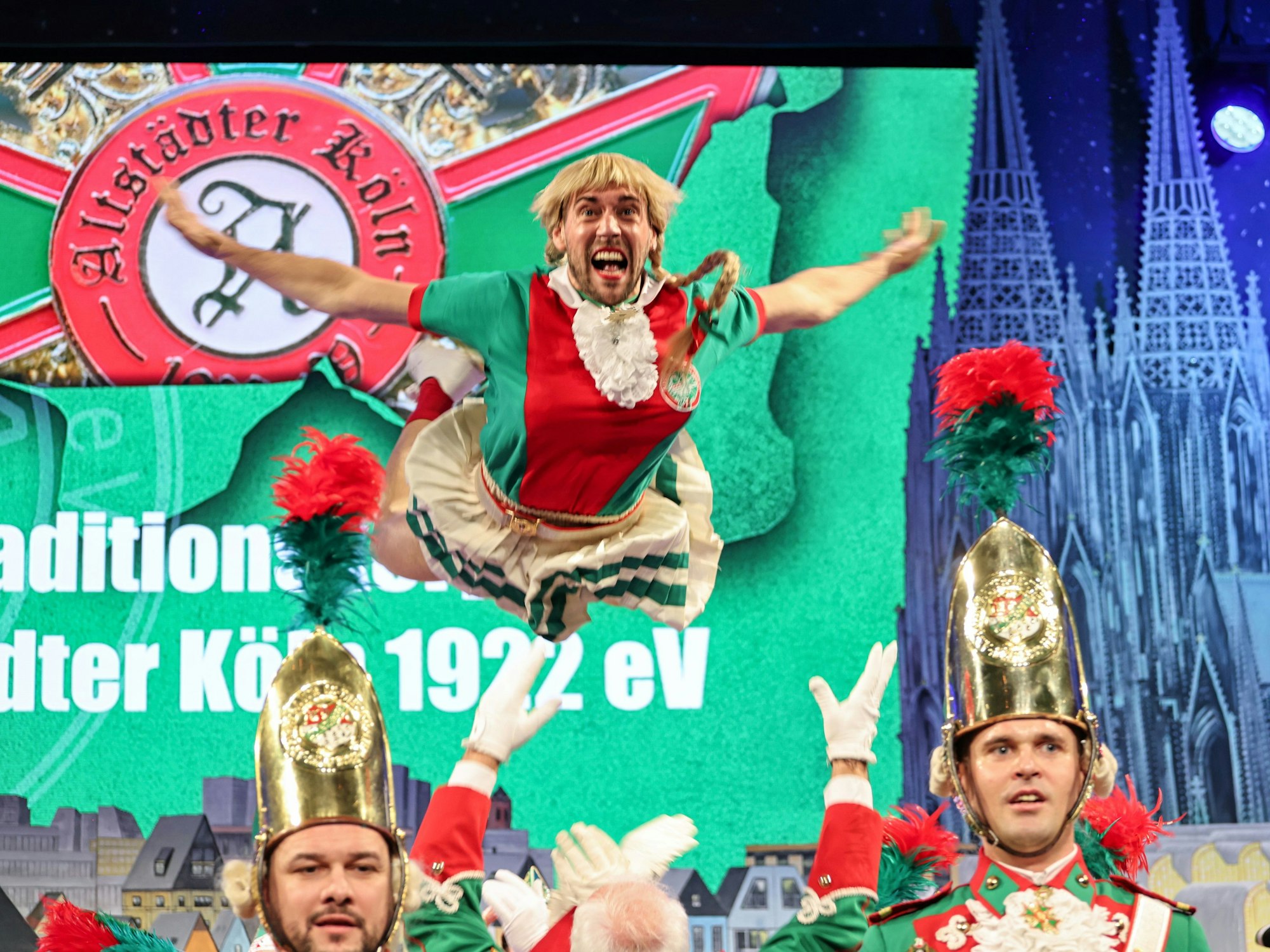 Altstädter-Kamerad Tim Valerien fliegt als Marie durch die Luft.