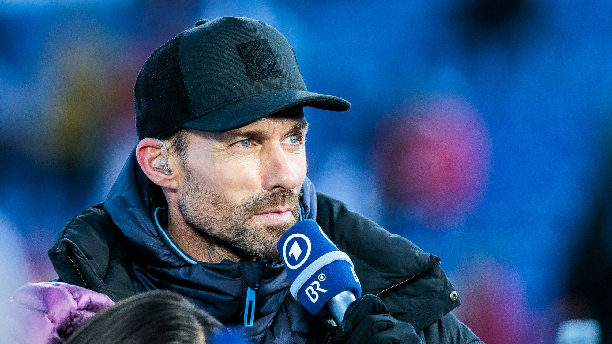 Sven Hannawald spricht ins ARD-Mikrofon.