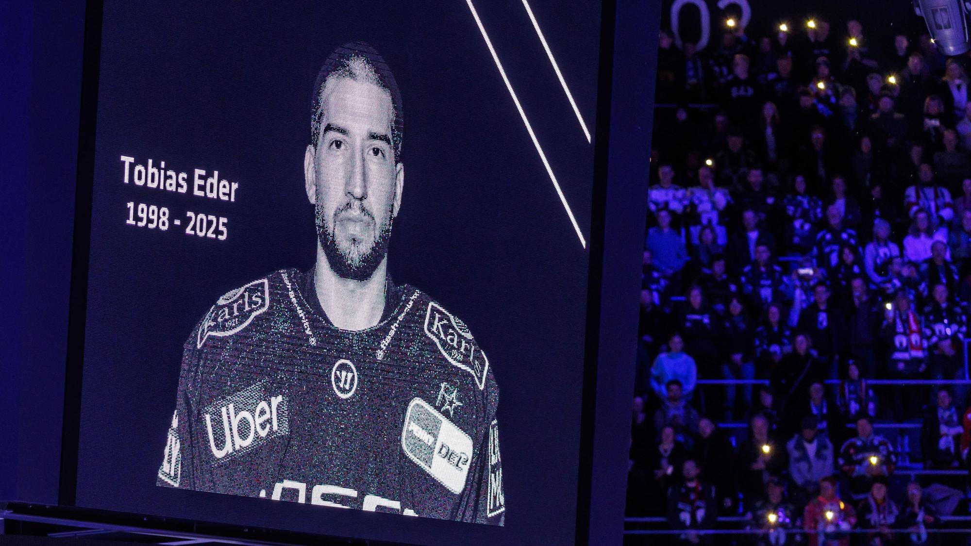 Tobias Eder ist während einer Trauerrede auf dem Anzeigenwürfel zu sehen. Der deutsche Eishockey-Nationalspieler Tobias Eder ist an den Komplikationen einer Krebserkrankung gestorben.