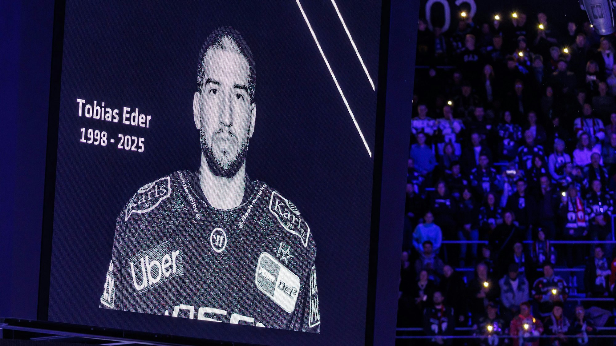 Tobias Eder ist während einer Trauerrede auf dem Anzeigenwürfel zu sehen. Der deutsche Eishockey-Nationalspieler Tobias Eder ist an den Komplikationen einer Krebserkrankung gestorben.