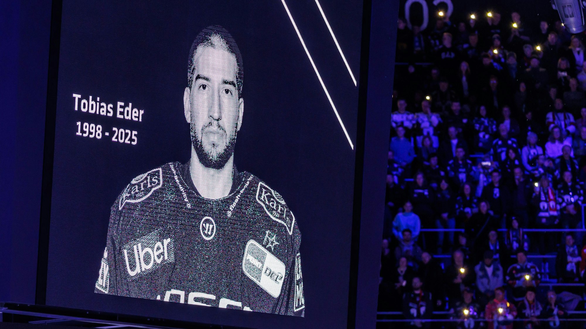Tobias Eder ist während einer Trauerrede auf dem Anzeigenwürfel zu sehen. Der deutsche Eishockey-Nationalspieler Tobias Eder ist an den Komplikationen einer Krebserkrankung gestorben.