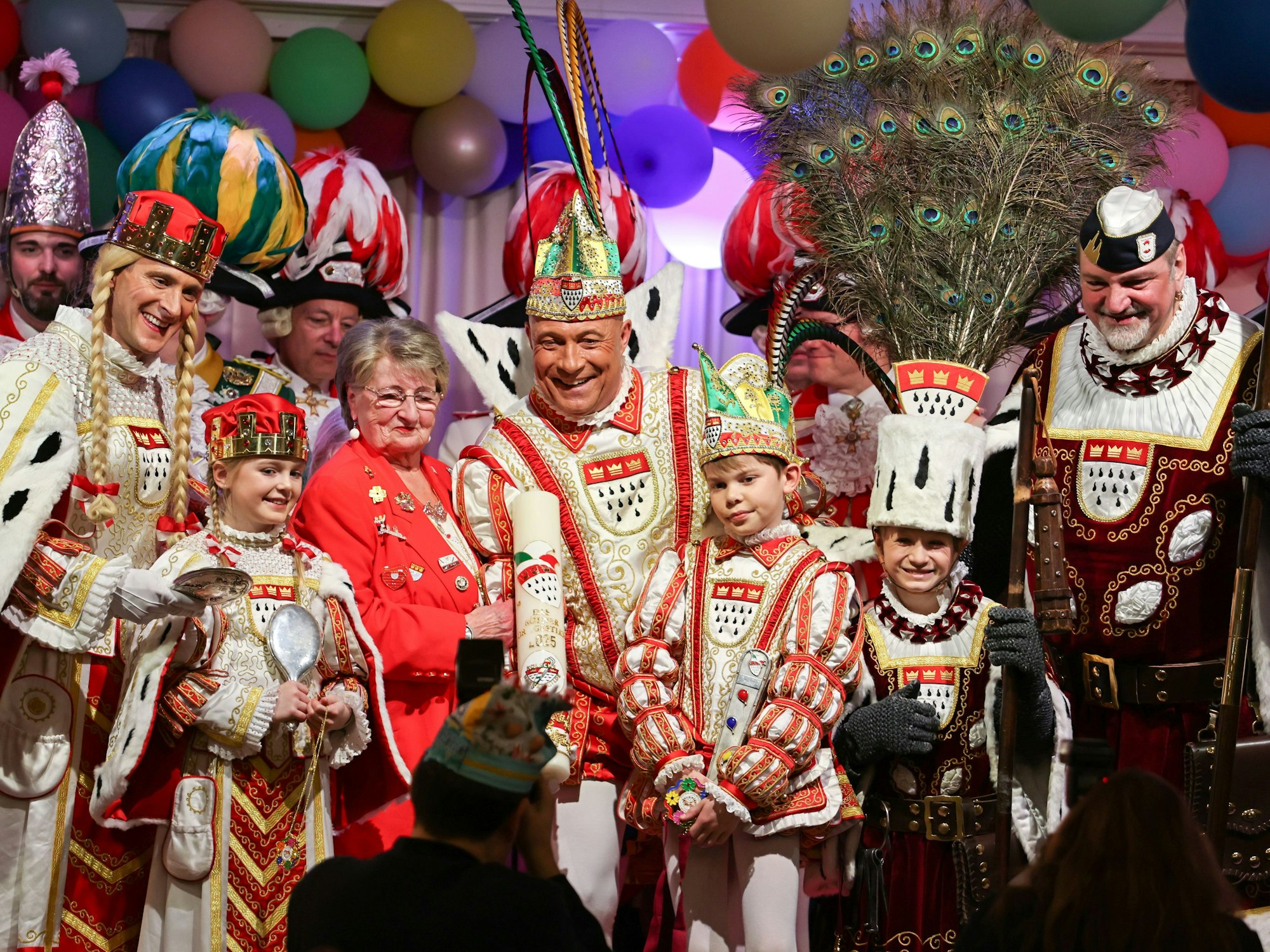 Das Kölner Dreigestirn zeigt eine Kerze.