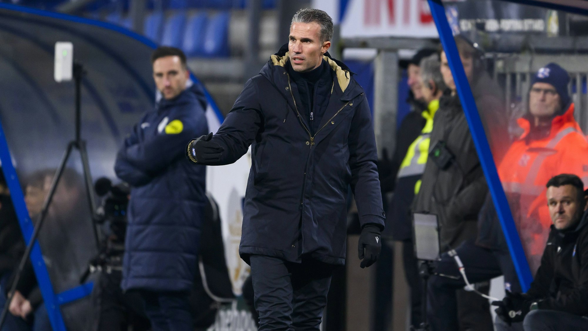 Trainer Robin van Persie am Spielfeldrand.