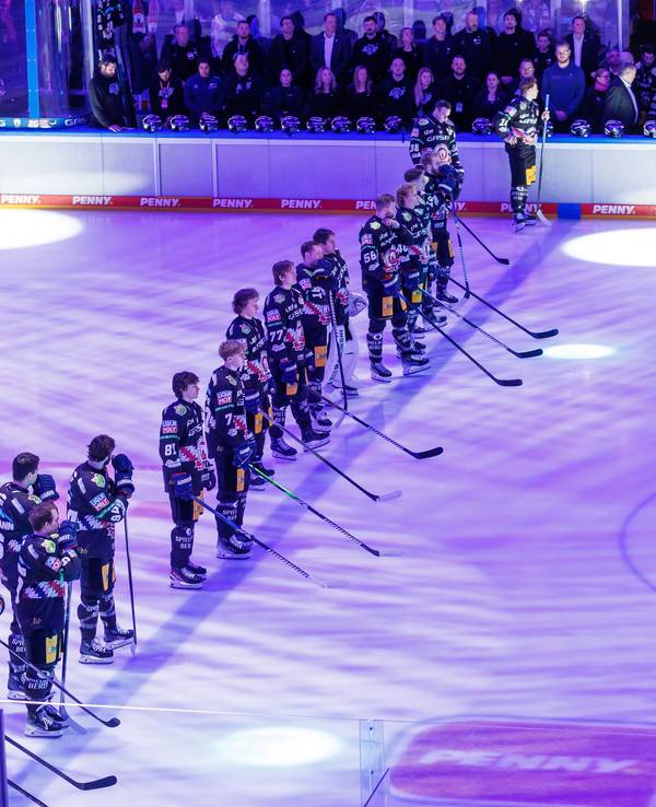 Berlins Mannschaft trauert während einer Schweigeminute in einer Reihe.