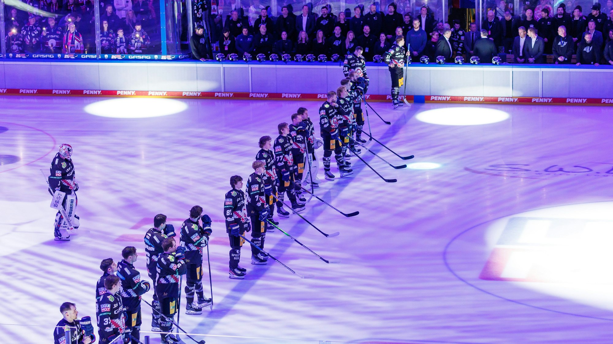 Berlins Mannschaft trauert während einer Schweigeminute in einer Reihe.