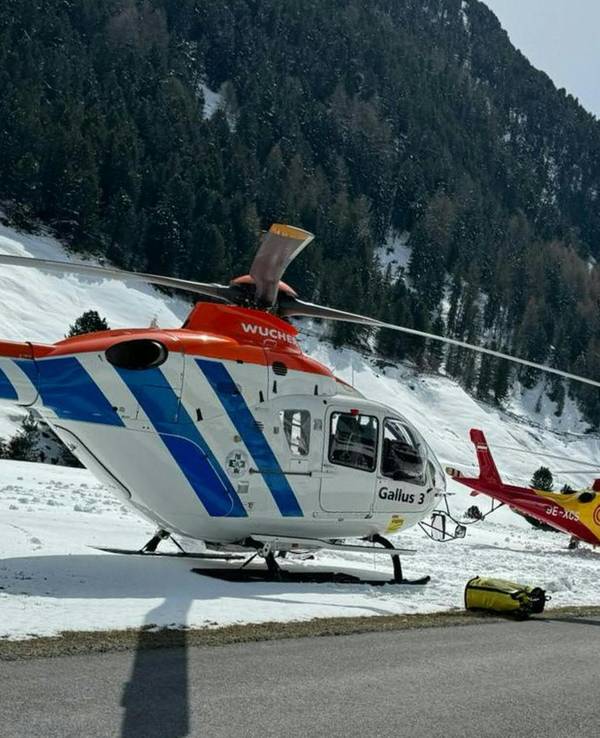 Rettungshubschrauber stehen nach einem Lawinenabgang an einer Straße in Vent.