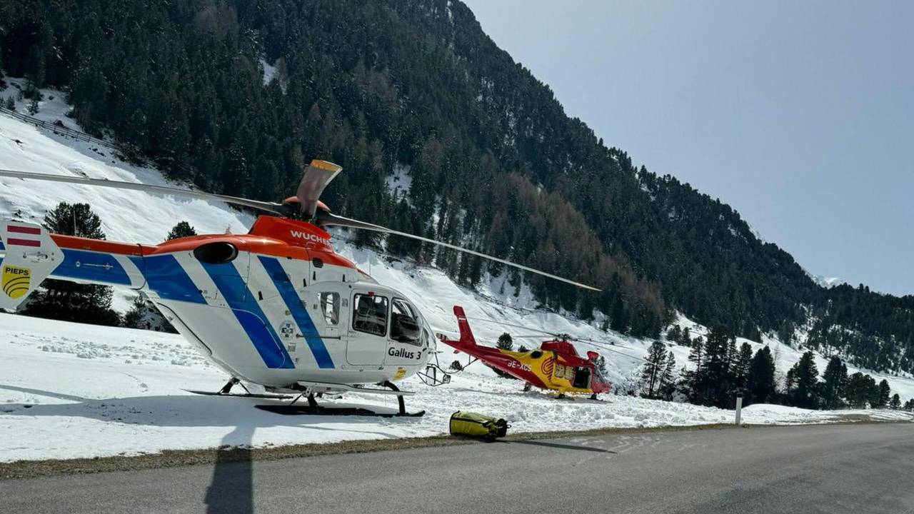 Rettungshubschrauber stehen nach einem Lawinenabgang an einer Straße in Vent.