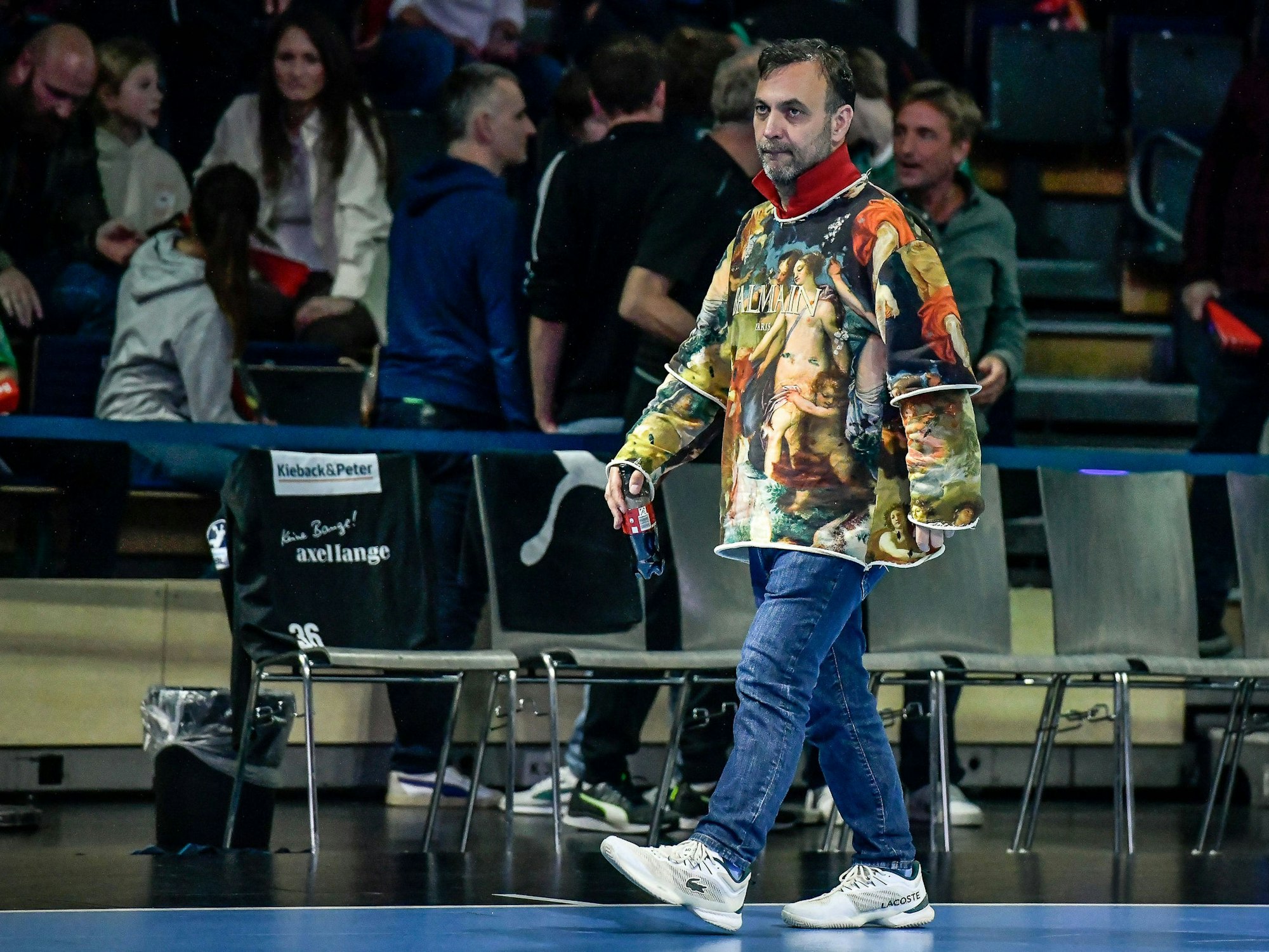 Bob Hanning trägt einen bunten Pullover.